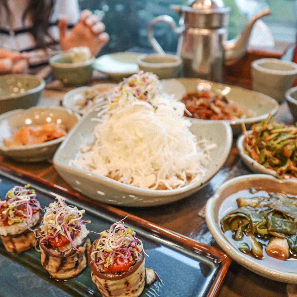 따스한 감빛 조명 아래 목가적인 분위기, 아산 퓨전 한정식 맛집, #봄이오네