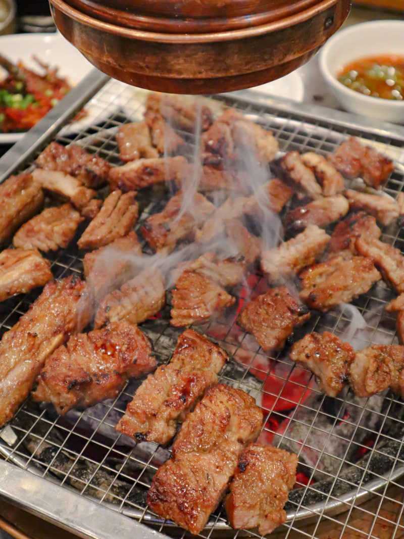 숯불 향 찐~하게 입은 돼지갈비와 자가제면 함흥냉면을 맛볼 수 있는 곳 남산촌장골